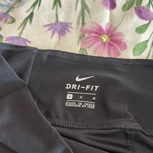 Women’s Nike Leggings - Picture 3 of 6